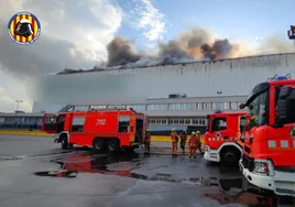 Continúan los trabajos de extinción en el incendio de una nave industrial de Mercadona en Valencia