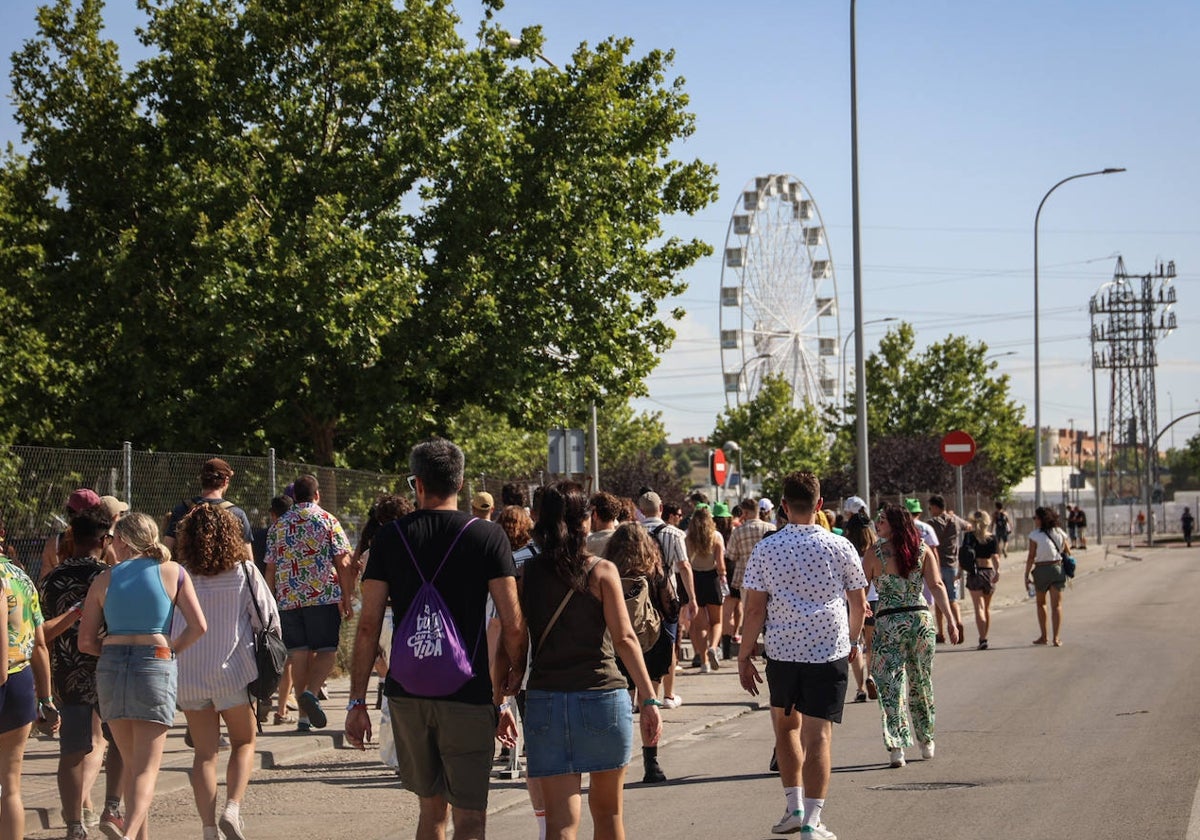 Los festivaleros caminan hacia el recinto del Mad Cool en Villaverde