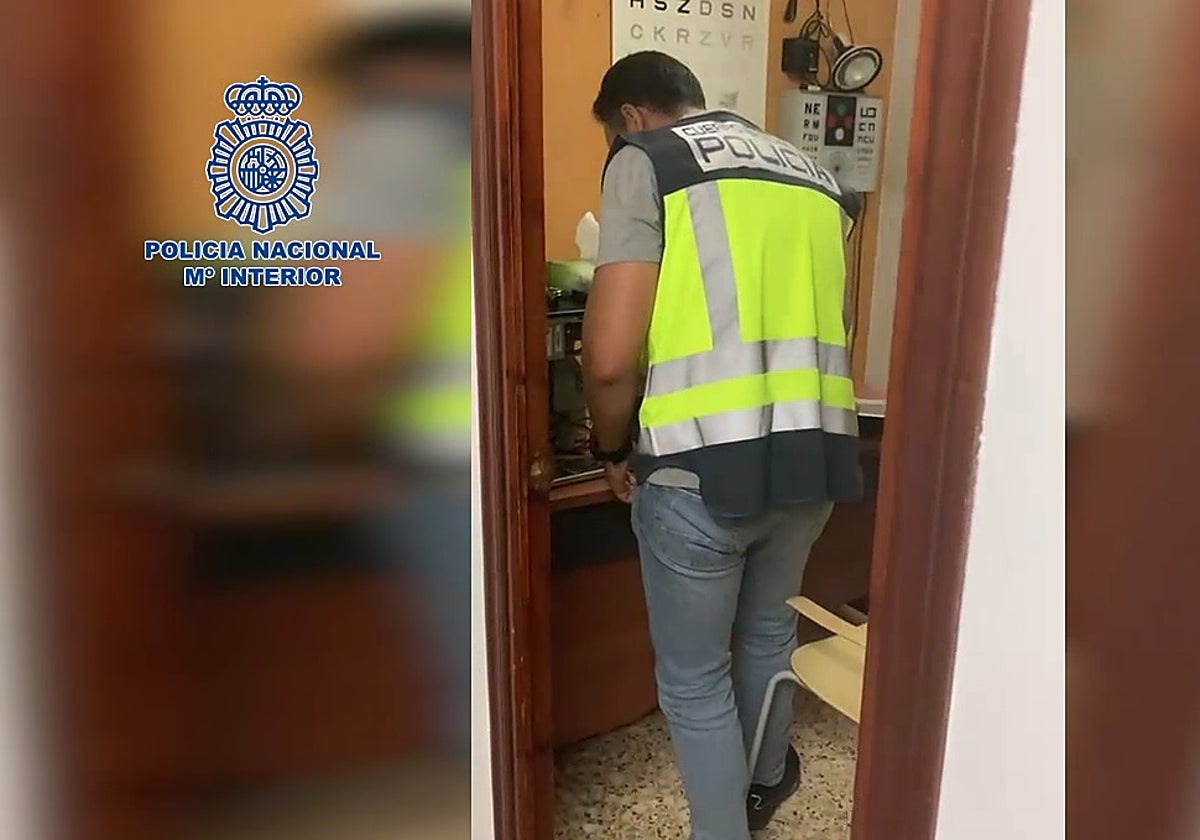 Un agente, durante el registro en la clínica irregular