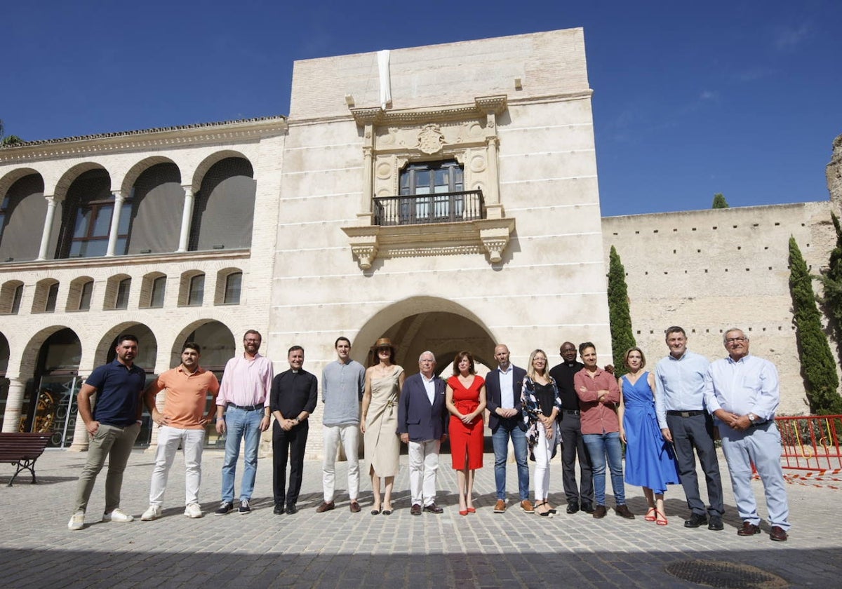 La familia Moreno de la Cova y autoridades en la presentación de la restauración de la Puerta del Sol