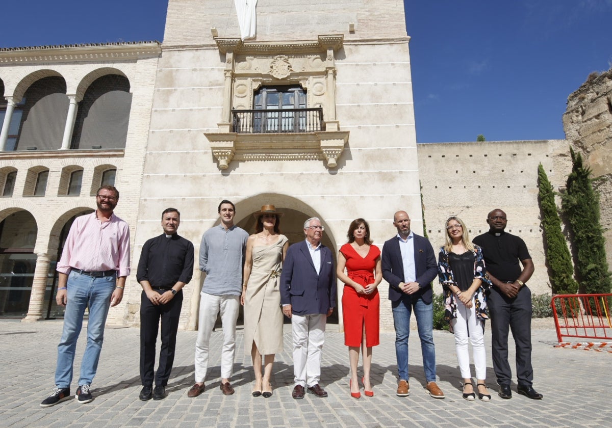 Responsables del Palacio de Portocarrero y autoridades junto a la torre y el balcón rehabilitados