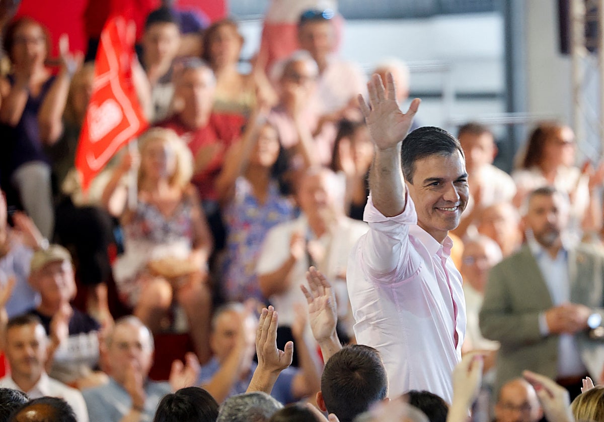 Pedro Sánchez saluda a los simpatizantes del PSOE durante el mitin de arranque de  la campaña electoral en Madrid