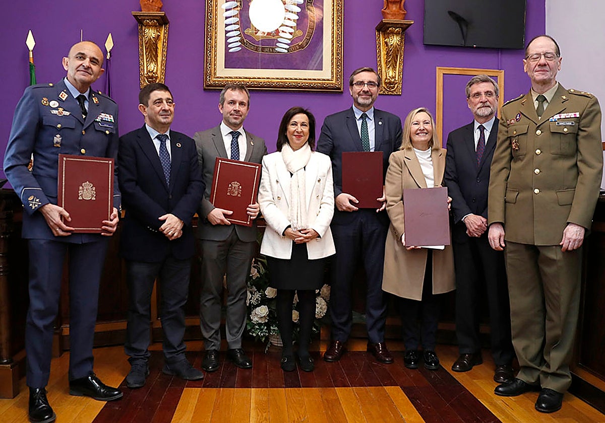 La ministra de Defensa junto al alcalde y presidente de la Diputación de Jaén en febrero pasado