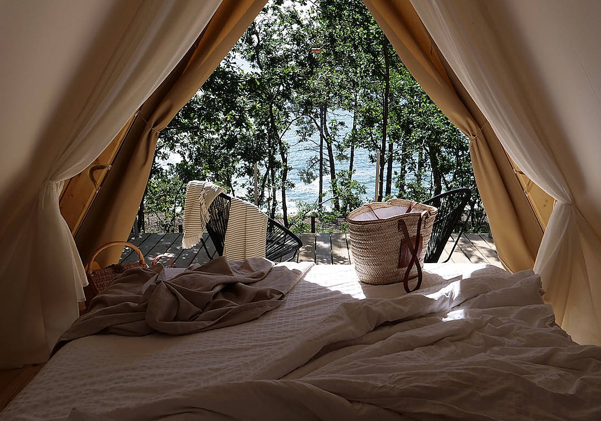 El interior de una de las tiendas de Amaraxe Ecoglamping