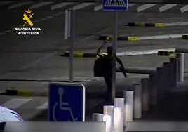 El vídeo de la detención de un hombre «extremadamente violento» que provocó el pánico en el aeropuerto de Alicante