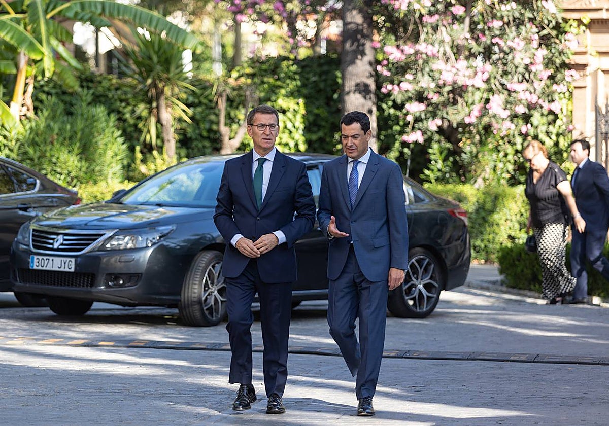 El candidato popular a la presidencia del Gobierno, Alberto Núñez Feijóo, este viernes en un acto en Sevilla con el presidente de la Junta, Juanma Moreno