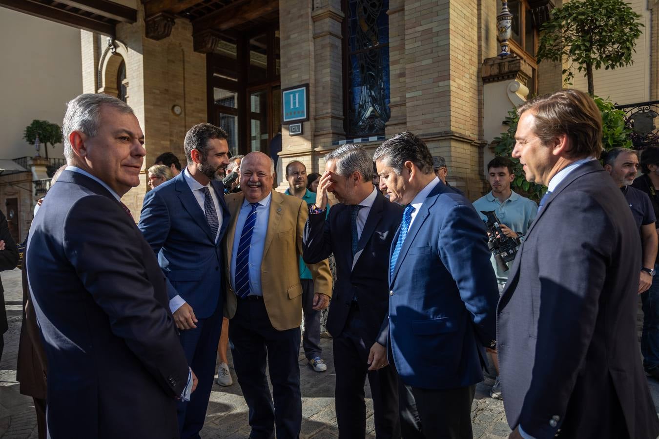 El candidato popular a la presidencia del Gobierno, Alberto Núñez Feijóo, este viernes en un acto en Sevilla con el presidente de la Junta, Juanma Moreno