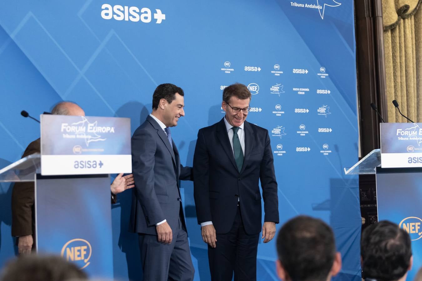 El candidato popular a la presidencia del Gobierno, Alberto Núñez Feijóo, este viernes en un acto en Sevilla con el presidente de la Junta, Juanma Moreno