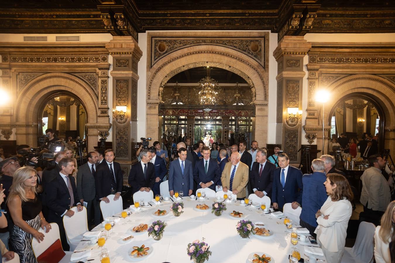 El candidato popular a la presidencia del Gobierno, Alberto Núñez Feijóo, este viernes en un acto en Sevilla con el presidente de la Junta, Juanma Moreno