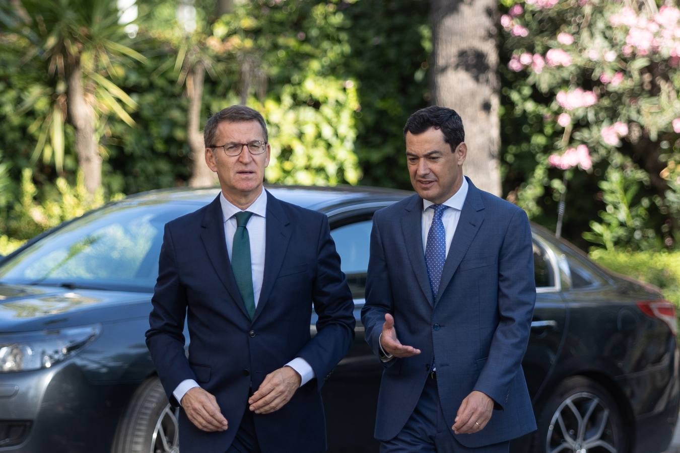 El candidato popular a la presidencia del Gobierno, Alberto Núñez Feijóo, este viernes en un acto en Sevilla con el presidente de la Junta, Juanma Moreno