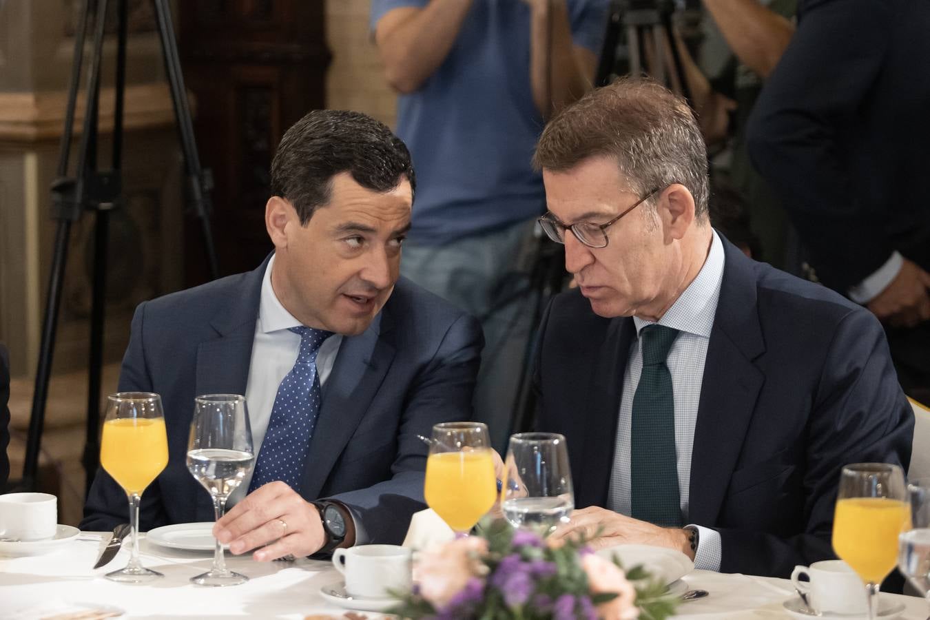 El candidato popular a la presidencia del Gobierno, Alberto Núñez Feijóo, este viernes en un acto en Sevilla con el presidente de la Junta, Juanma Moreno