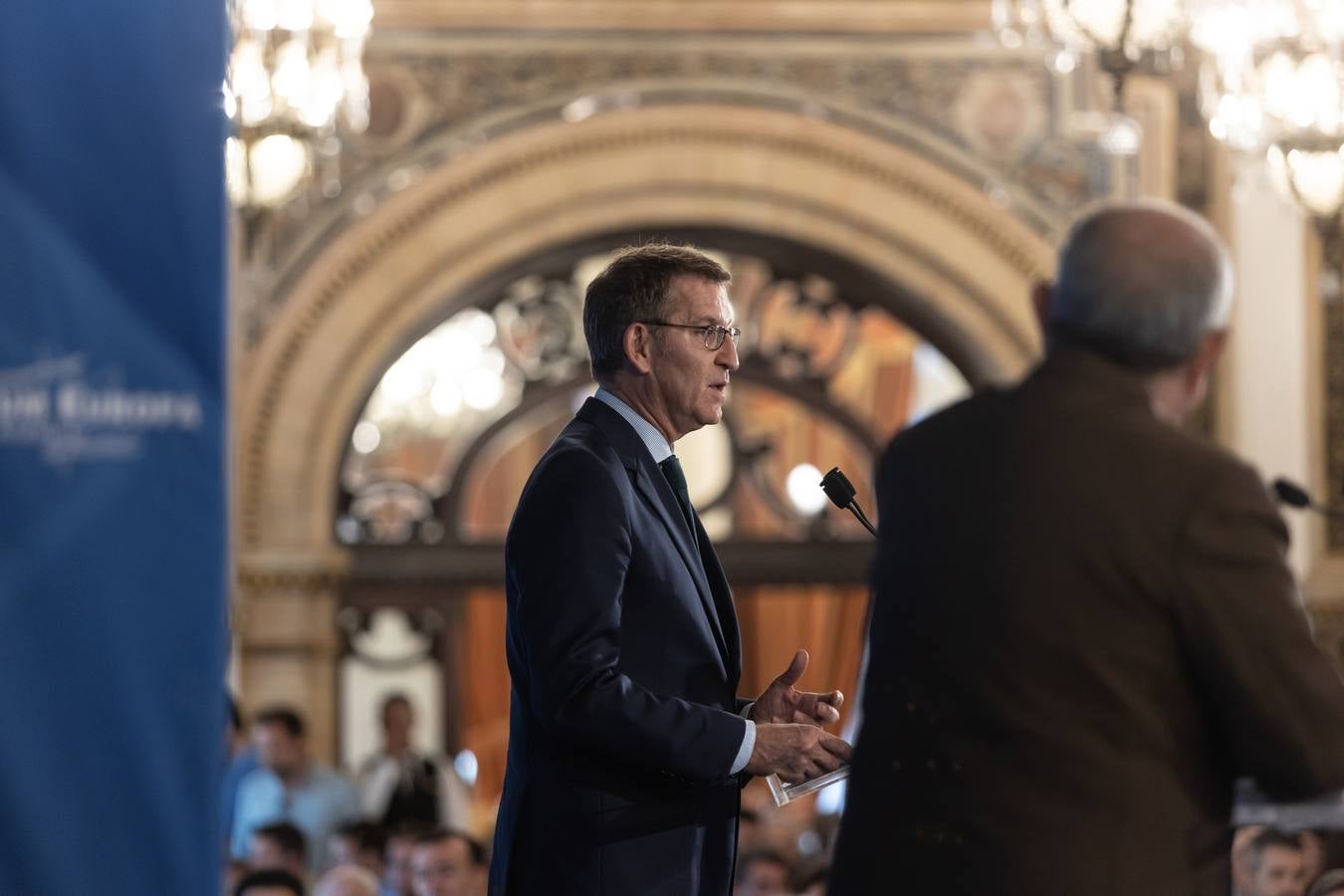 El candidato popular a la presidencia del Gobierno, Alberto Núñez Feijóo, este viernes en un acto en Sevilla con el presidente de la Junta, Juanma Moreno