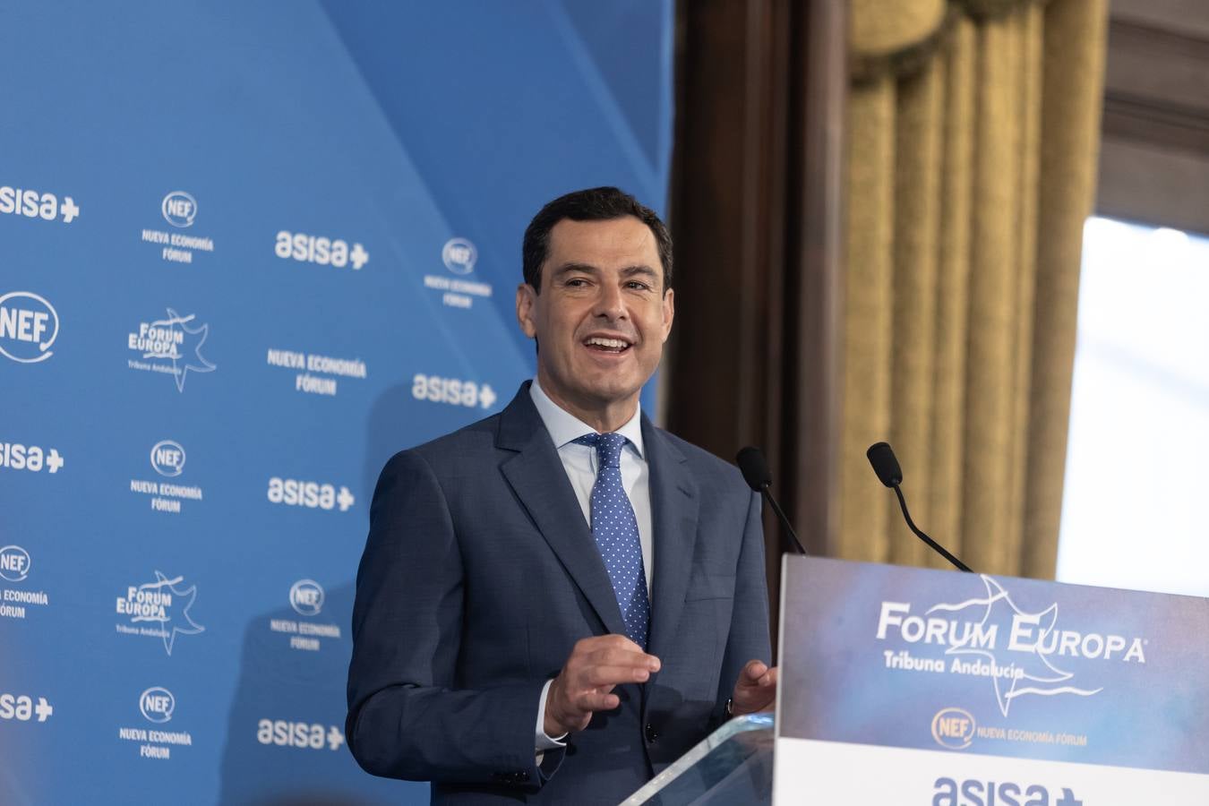 El candidato popular a la presidencia del Gobierno, Alberto Núñez Feijóo, este viernes en un acto en Sevilla con el presidente de la Junta, Juanma Moreno