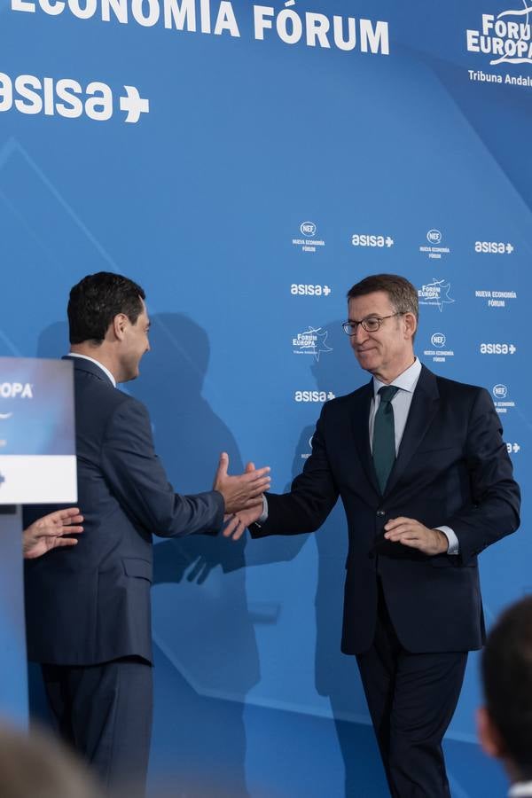 El candidato popular a la presidencia del Gobierno, Alberto Núñez Feijóo, este viernes en un acto en Sevilla con el presidente de la Junta, Juanma Moreno