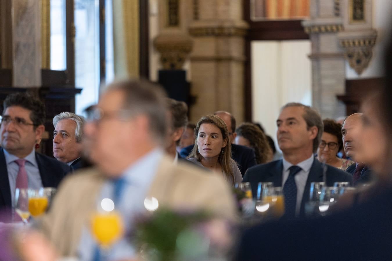 El candidato popular a la presidencia del Gobierno, Alberto Núñez Feijóo, este viernes en un acto en Sevilla con el presidente de la Junta, Juanma Moreno