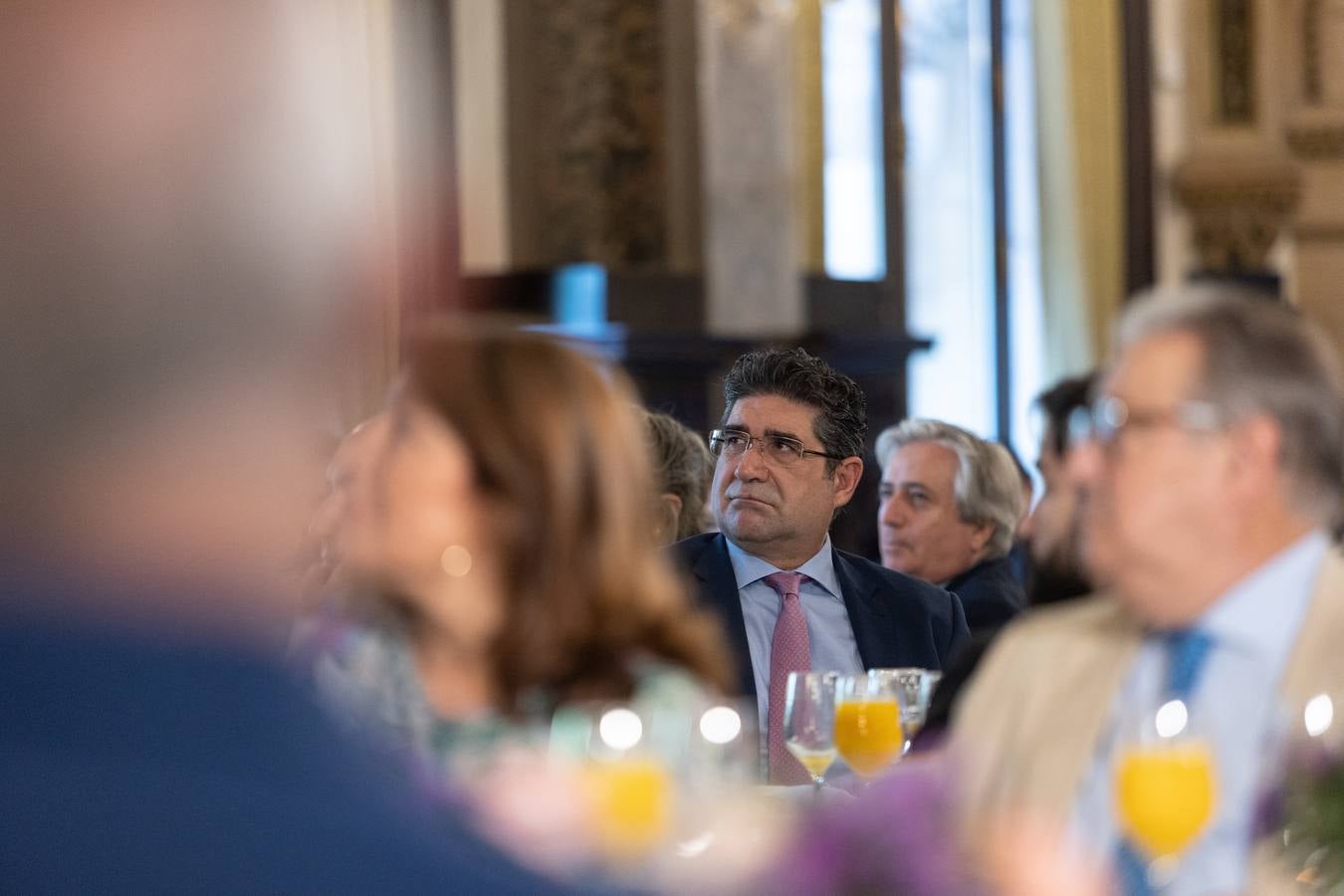 El candidato popular a la presidencia del Gobierno, Alberto Núñez Feijóo, este viernes en un acto en Sevilla con el presidente de la Junta, Juanma Moreno