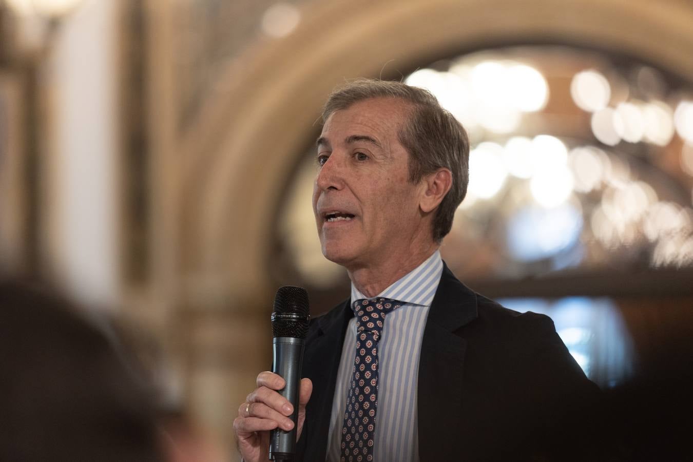 El candidato popular a la presidencia del Gobierno, Alberto Núñez Feijóo, este viernes en un acto en Sevilla con el presidente de la Junta, Juanma Moreno