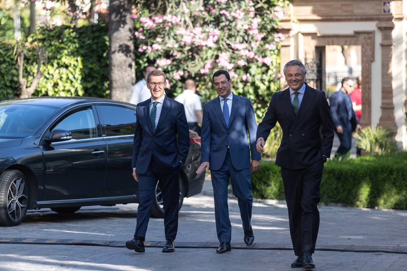 El candidato popular a la presidencia del Gobierno, Alberto Núñez Feijóo, este viernes en un acto en Sevilla con el presidente de la Junta, Juanma Moreno