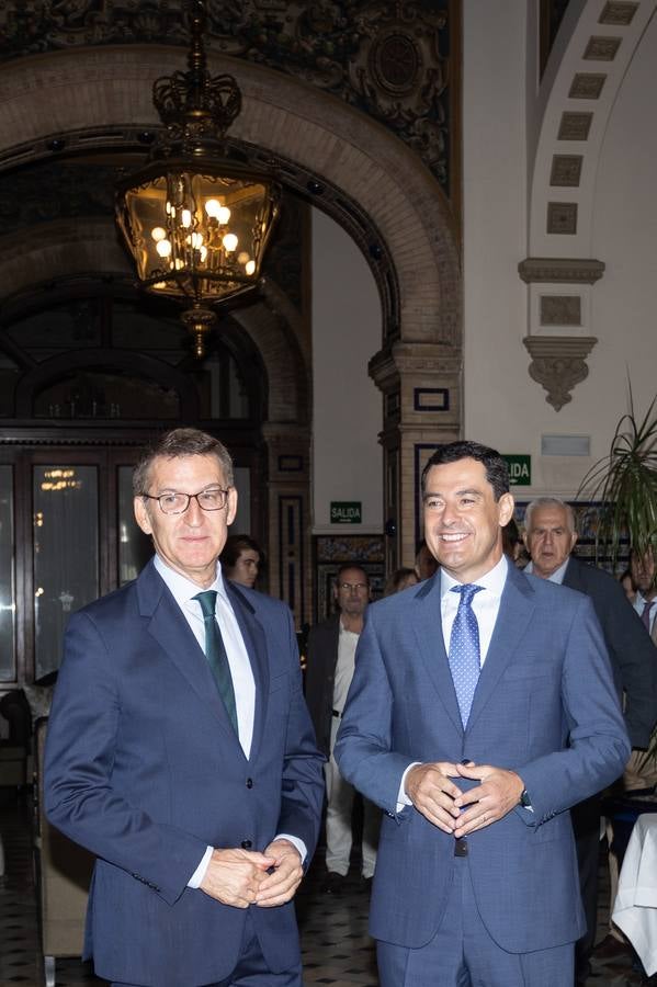 El candidato popular a la presidencia del Gobierno, Alberto Núñez Feijóo, este viernes en un acto en Sevilla con el presidente de la Junta, Juanma Moreno