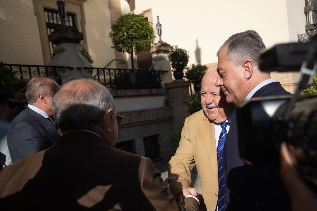 El candidato popular a la presidencia del Gobierno, Alberto Núñez Feijóo, este viernes en un acto en Sevilla con el presidente de la Junta, Juanma Moreno