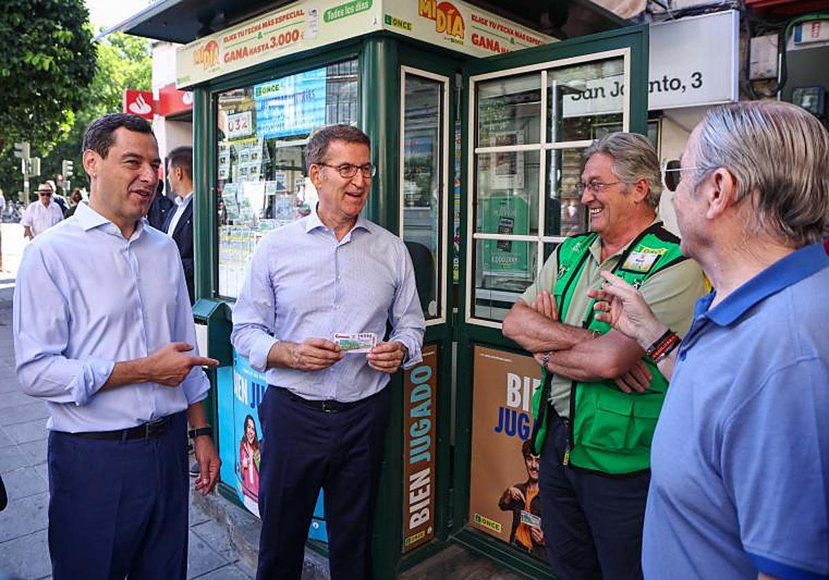Alberto Núñez Feijóo, con el presidente de la Junta de Andalucía, Juanma Moreno, en Sevilla, hoy, durante el primer día de la campaña eletoral