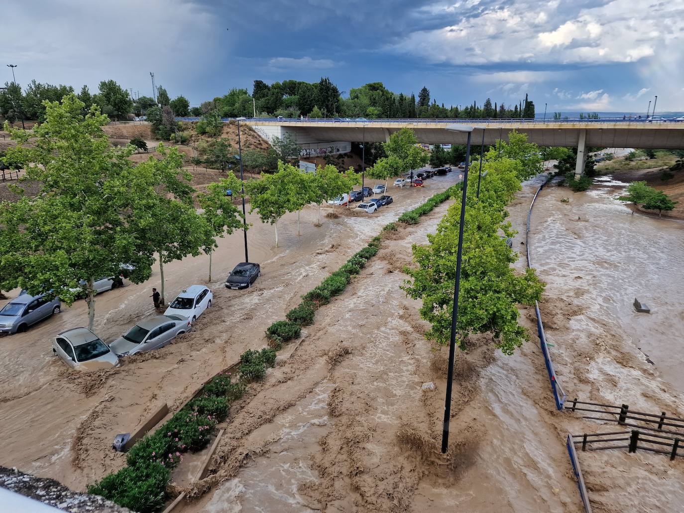 Imagen de la tromba de agua sobre las calles de Zaragoza