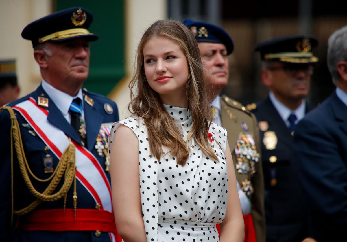 Una emocionada Princesa Leonor se prepara junto al Rey para entrar en la  Academia Militar