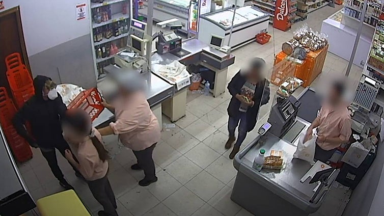 Una cajera de supermercado hace frente con una cesta a un atracador armado en Valencia y evita el robo