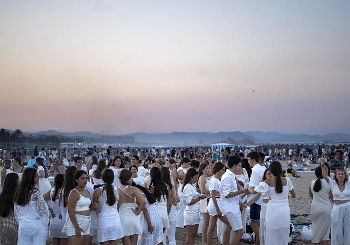 Imagen tomada durante la Noche de San Juan 20223 en la playa de la Malvarrosa de Valencia