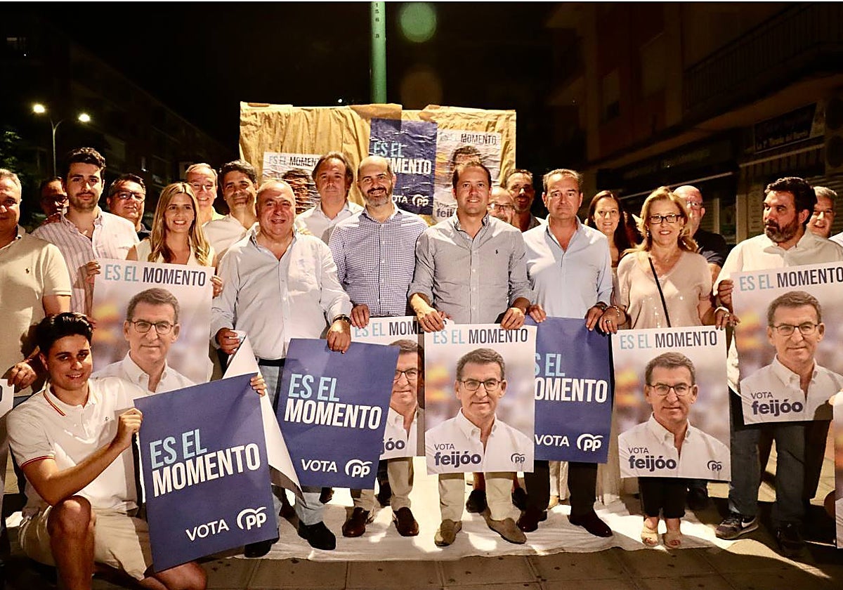 Carlos Velázquez, Tirado y Velasco con militantes del PP en el acto de la pegada de carteles en Toledo