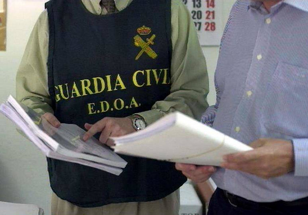 Imagen de archivo de la Guardia Civil en una operación analizando documentación