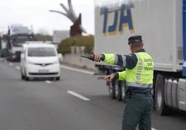 Denunciado por circular durante varios kilómetros abriendo la puerta del vehículo por una autopista en Navarra