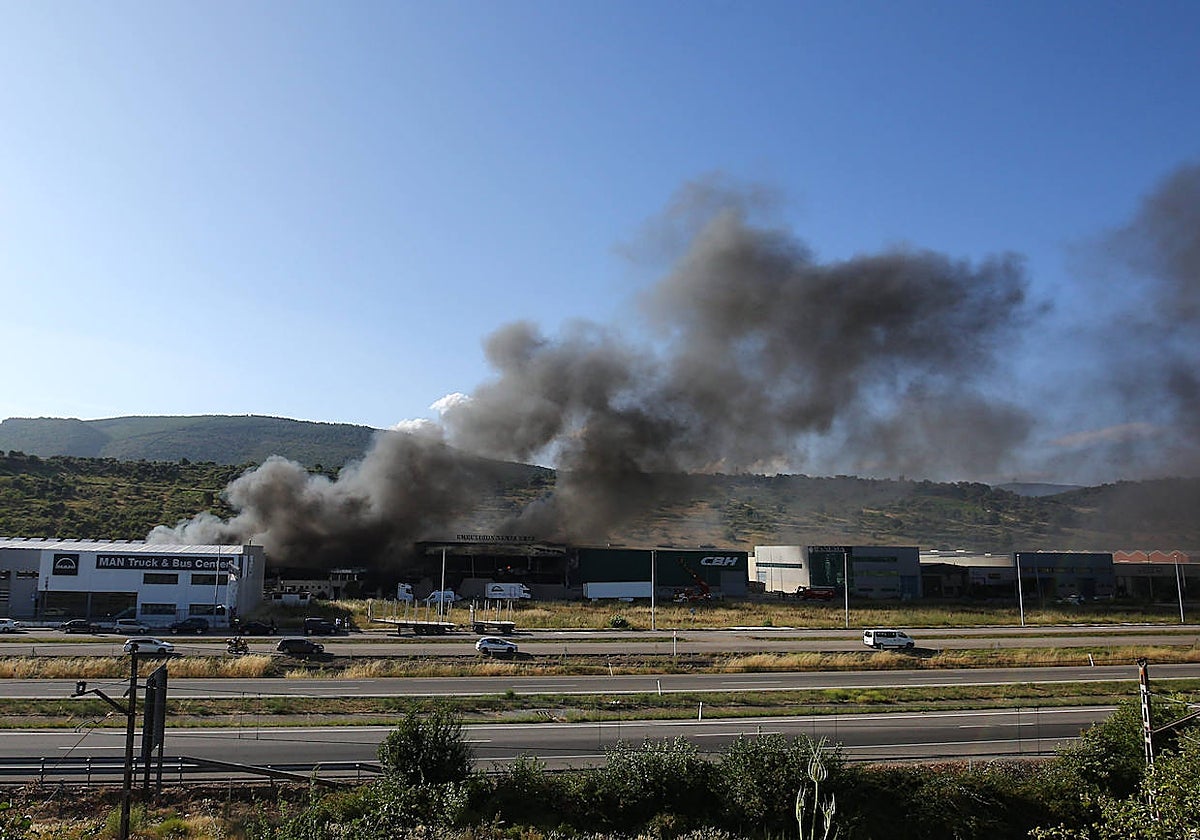 Humareda causada por el incendio de la nave industrial de embutidos este viernes en Bembibre (León)