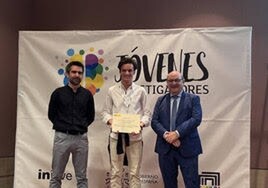 El toledano Felipe Hernández recibe uno de los premios del Certamen Nacional de Jóvenes Investigadores