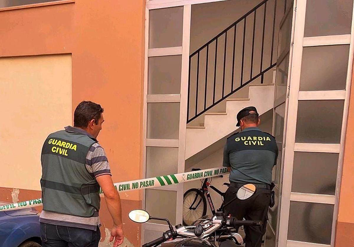 Imagen de agentes de la Guardia Civil en el domicilio donde un hombre ha matado a su mujer en Antella