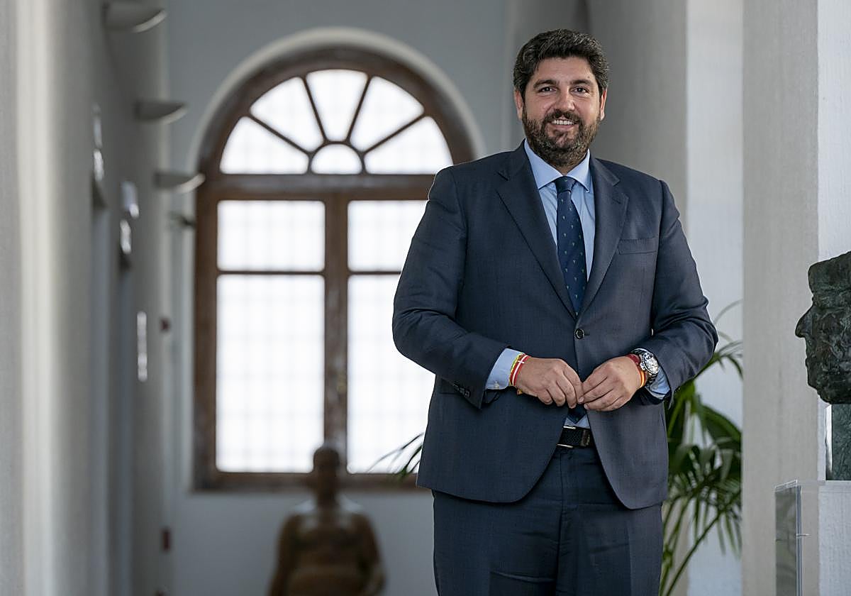 López Miras, líder del PP en la Región de Murcia, posa para ABC después de la entrevista