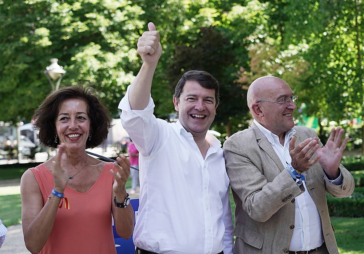 El presidente del Partido Popular de Castilla y León, Alfonso Fernández Mañueco, clausura en Valladolid un acto de campaña del PP en esa provincia junto al cabeza de lista al Senado en esta provincia, Jesús Julio Carnero, y su número uno al Congreso, Mercedes Cantalapiedra
