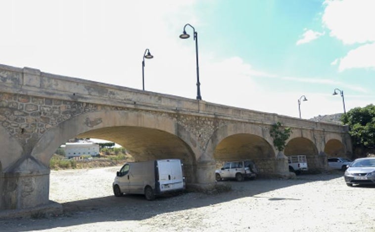 Imagen principal - El río de Benamargosa está seco y se usa de aparcamiento, las norias antiguas no tienen agua en Benamocarra y los aguacates están cortados para reducir la necesidad de riego.