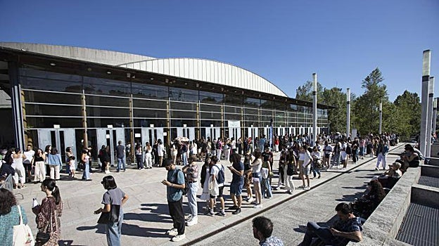 La cola con los participantes rodeó el Multiusos Fontes do Sar