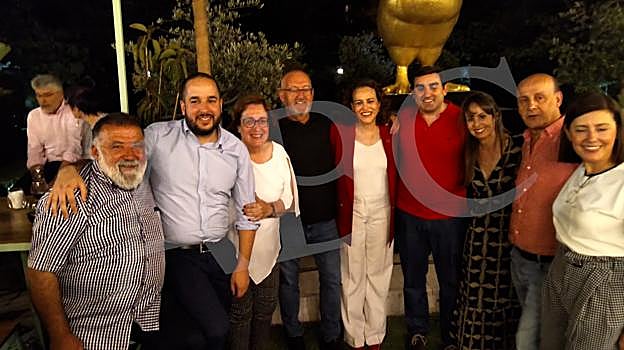 Juan Bernardo Fuentes Curbelo, 'Tito Berni', junto a Magdalena Valerio y otros compañaeros en la cena previa a la fiesta en el local de la trama.