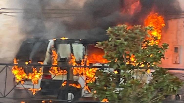 Investigan un incendio en una furgoneta que obligó a evacuar una vivienda en Granada