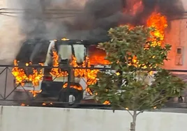 Investigan un incendio en una furgoneta que obligó a evacuar una vivienda en Granada