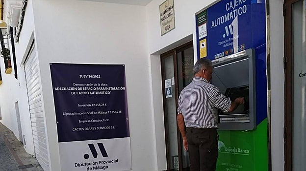 Cajero instalado por la Diputación en un pueblo de Málaga