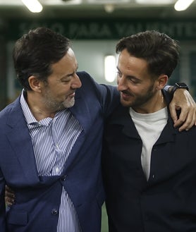 Imagen secundaria 2 - El defensa blanquiverde estuvo acompañado de Juan Gutiérrez 'Juanito' y Antonio Fernández Monterrubio