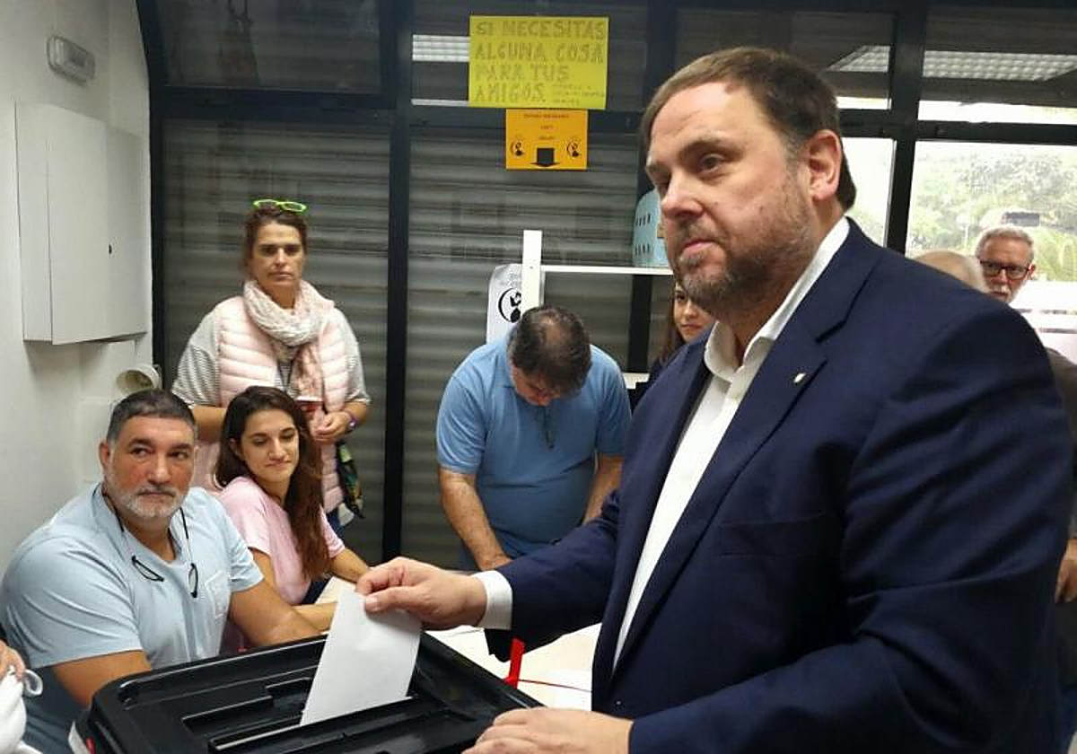Oriol Junqueras, el 1 de octubre de 2017, votando en el referéndum ilegal en una escuela de Sant Vicnç dels Horts (Barcelona)