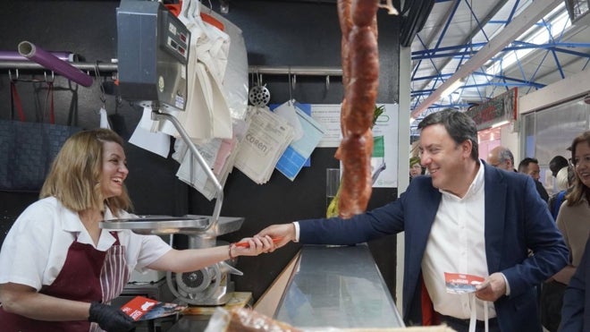 Valentín González Formoso, en un paseo de campaña por el mercado, este lunes en Orense