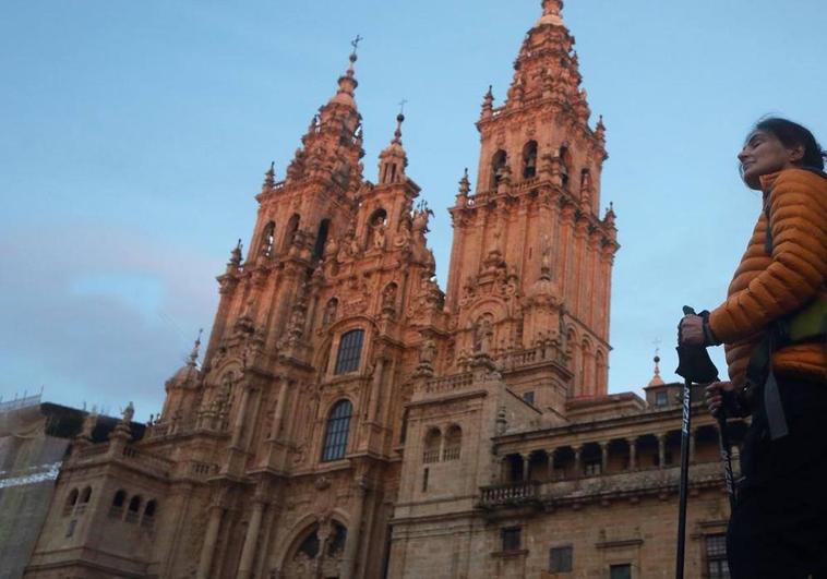 Una peregrina ante la catedral de Santiago