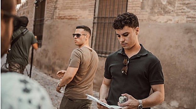 En primer plano, Roberto que dirige el cortometraje, a su lado, su hermano, Roberto que se encarga de la producción