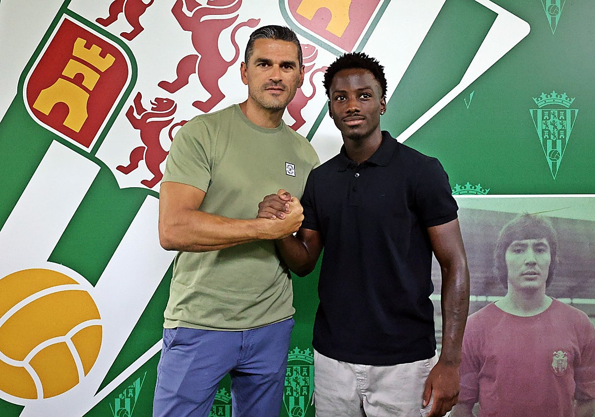 Adilson Mendes posa junto a Juanito en la zona mixta de El Arcángel