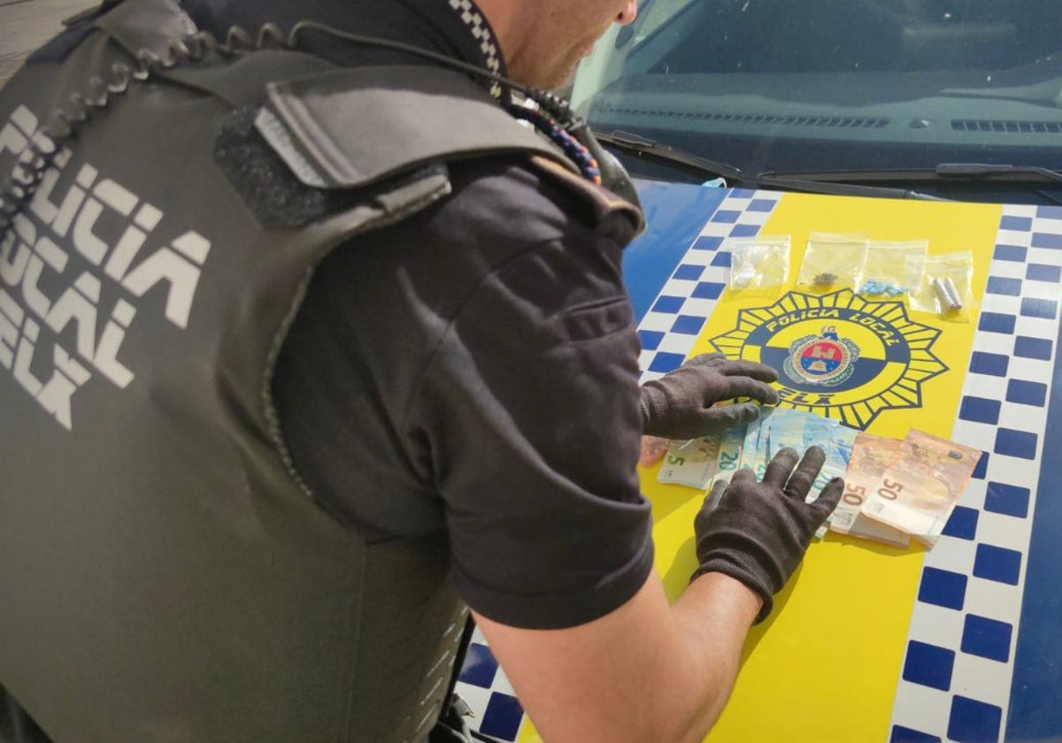 Imagen del dinero y la droga intervenida a un hombre en Elche